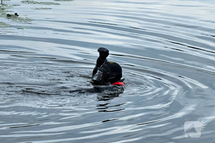 Duikers zoeken naar mogelijk persoon te water