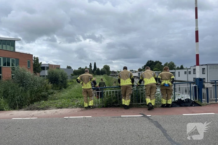 Duikers zoeken naar mogelijk persoon te water