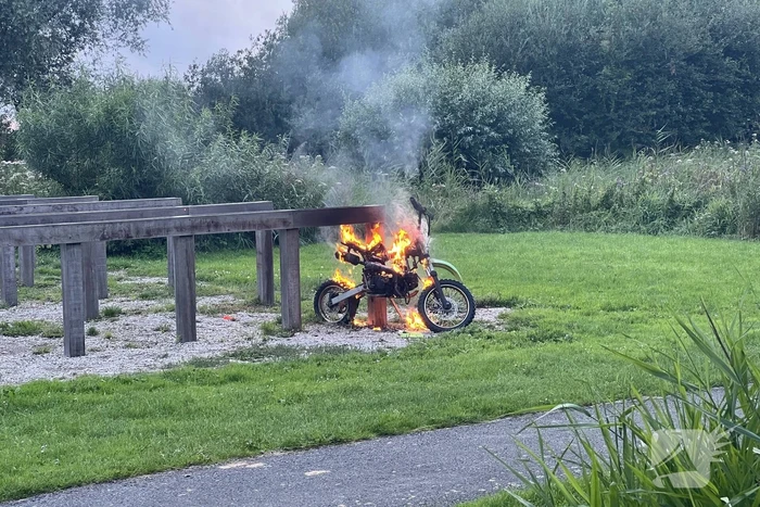 Crossbrommer gaat in vlammen op