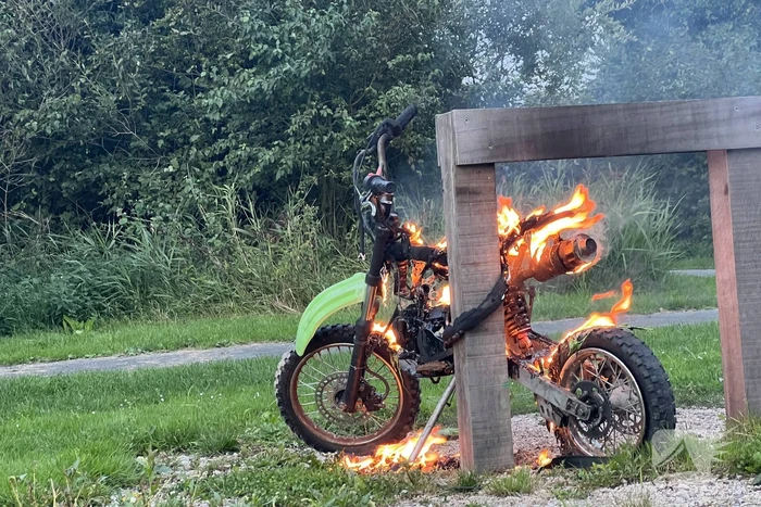 Crossbrommer gaat in vlammen op