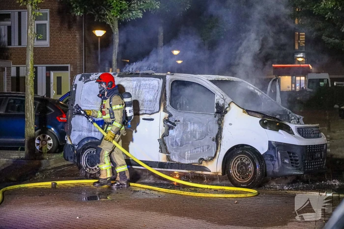 Bestelbus verwoest door brand