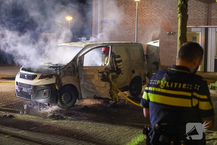 Bestelbus verwoest door brand