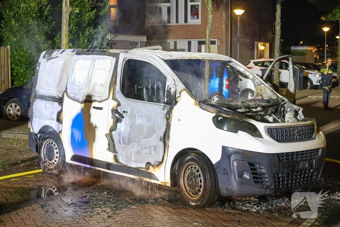 Bestelbus verwoest door brand