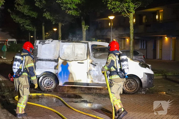 Bestelbus verwoest door brand
