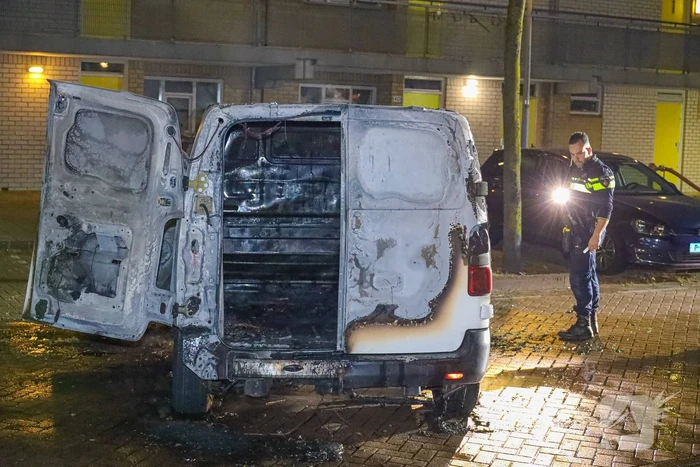 Bestelbus verwoest door brand