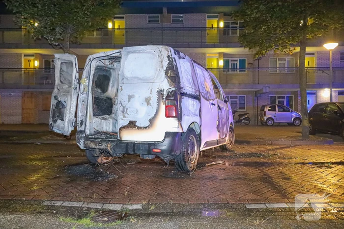 Bestelbus verwoest door brand