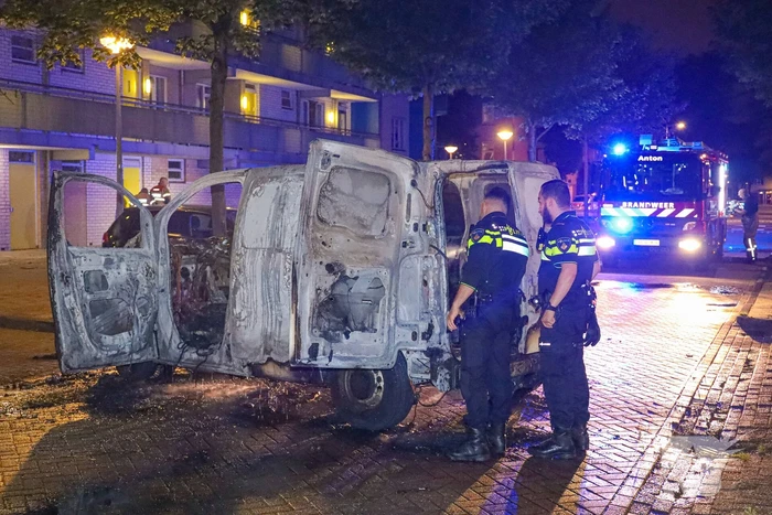 Bestelbus verwoest door brand