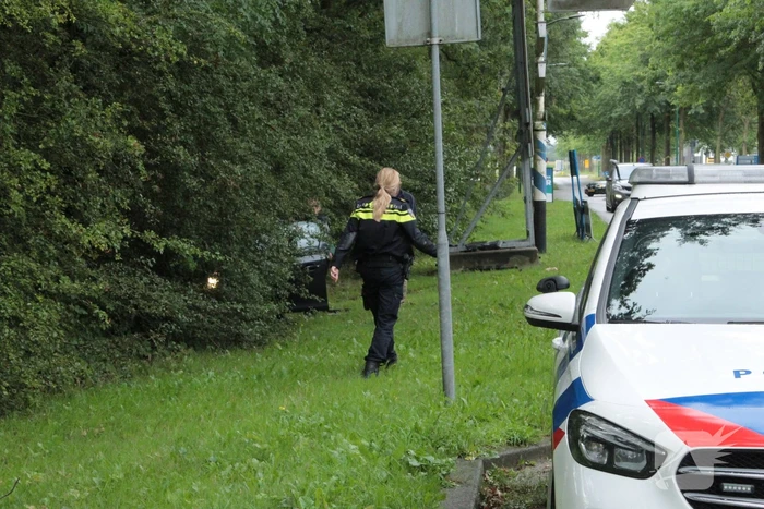 Automobilist vliegt uit de bocht en eindigt in bosschage
