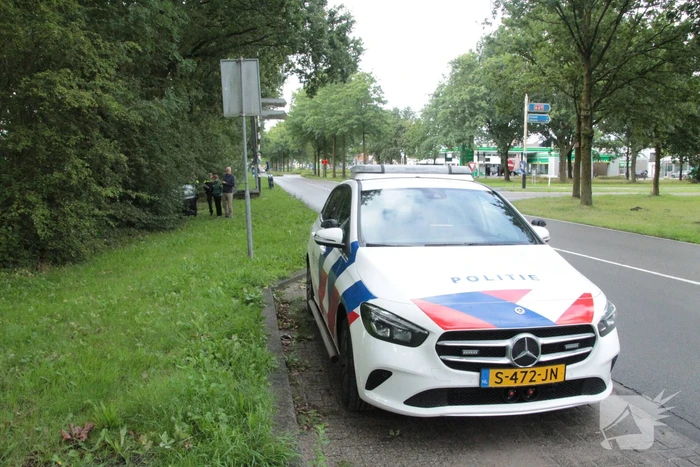 Automobilist vliegt uit de bocht en eindigt in bosschage