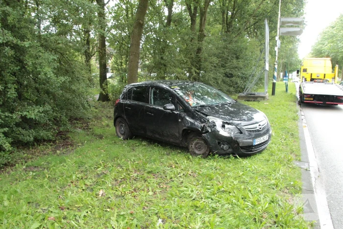 Automobilist vliegt uit de bocht en eindigt in bosschage