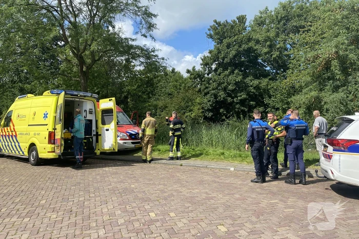 Automobilist rijdt de sloot in