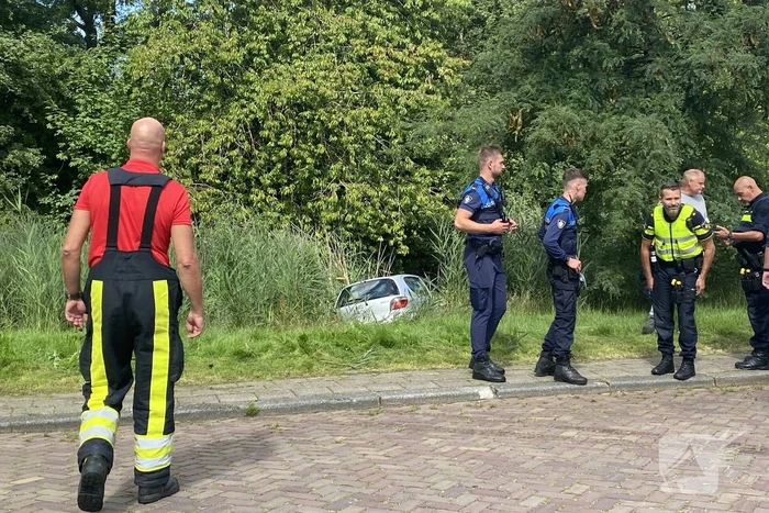 Automobilist rijdt de sloot in