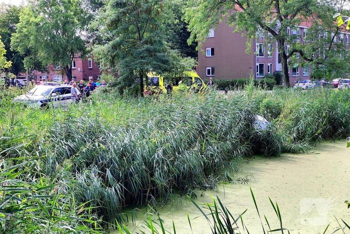 Automobilist rijdt de sloot in