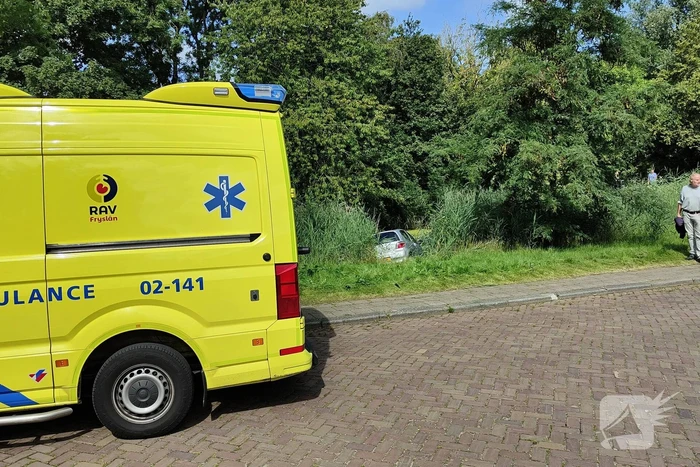 Automobilist rijdt de sloot in