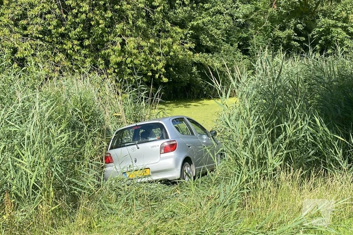 Automobilist rijdt de sloot in