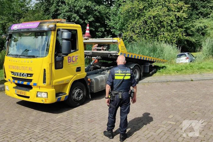 Automobilist rijdt de sloot in