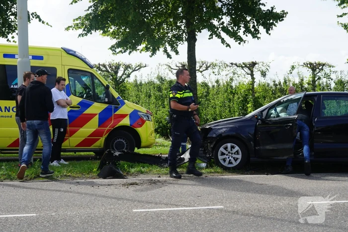 Automobilist botst tegen bewegwijzeringspaal