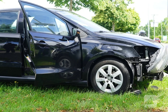 Automobilist botst tegen bewegwijzeringspaal
