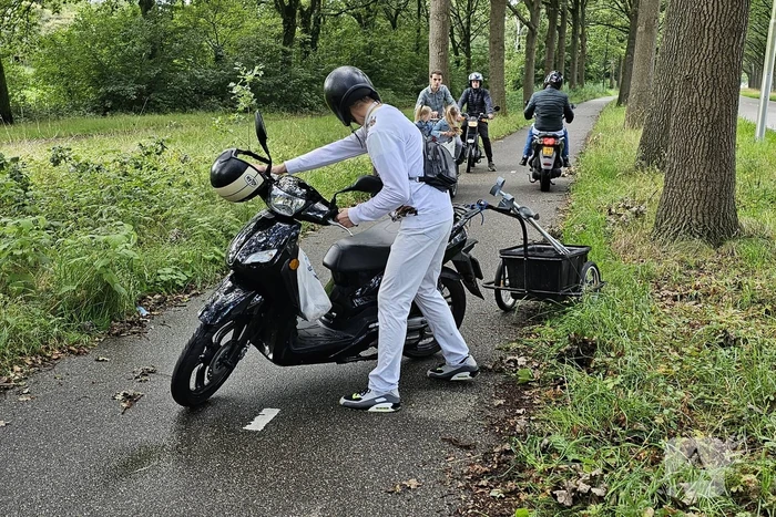 Scooterrijder gaat onderuit op fietspad