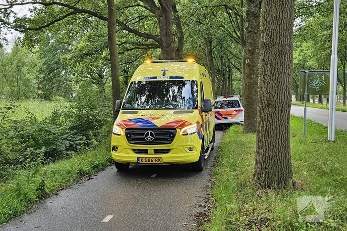 Scooterrijder gaat onderuit op fietspad