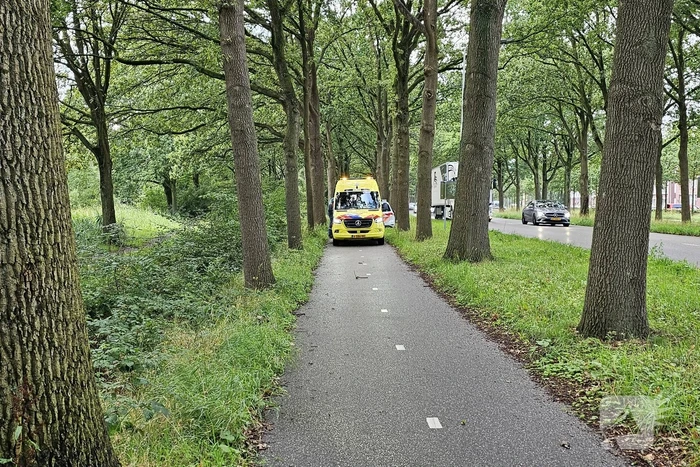 Scooterrijder gaat onderuit op fietspad