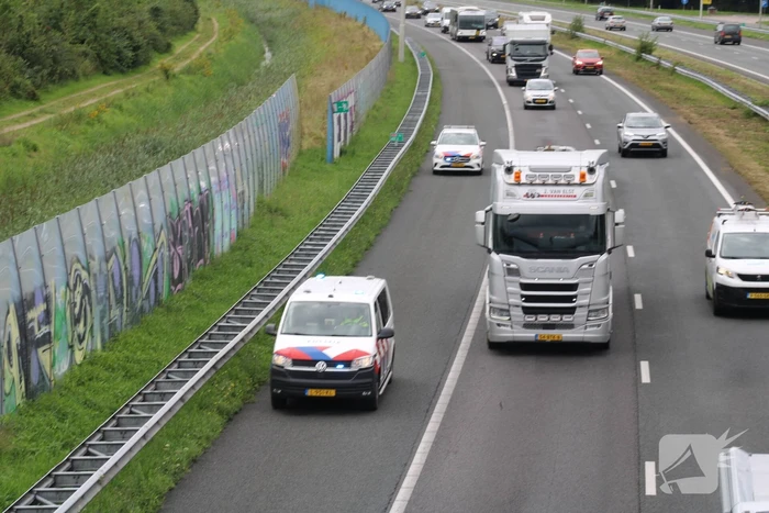 Drie auto's botsen op snelweg