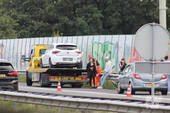 Drie auto's botsen op snelweg