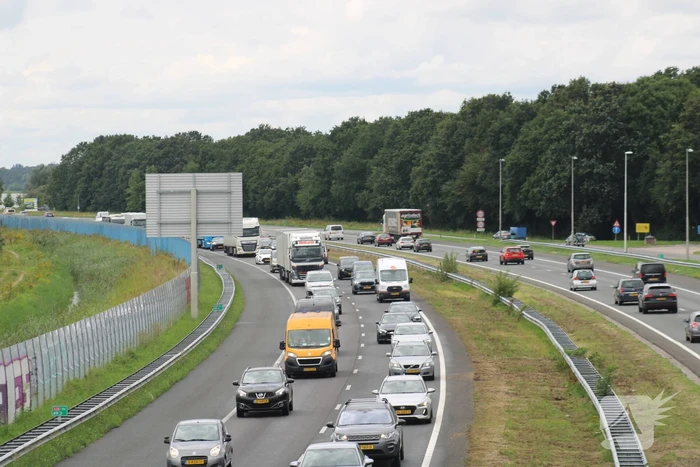 Drie auto's botsen op snelweg