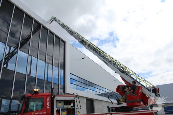 Opnieuw brand op dak van bedrijfspand