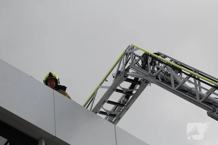 Opnieuw brand op dak van bedrijfspand