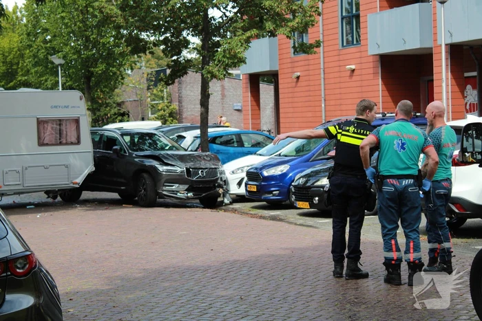 Auto botst op caravan