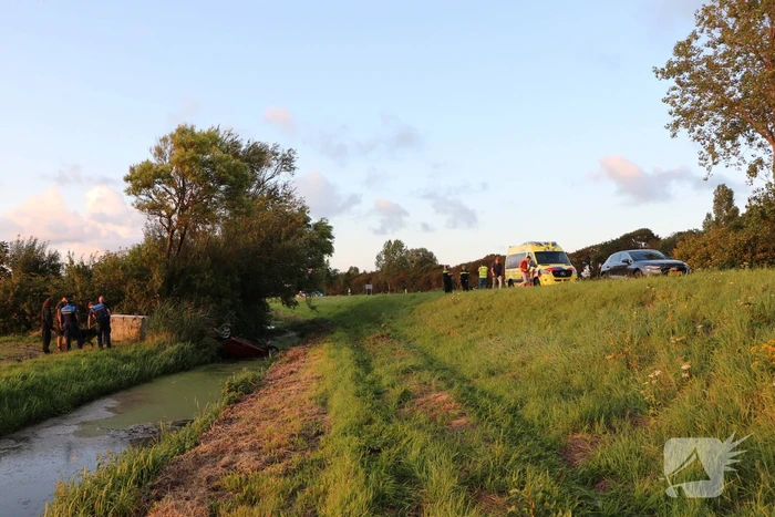Voertuig belandt in sloot naast afrit
