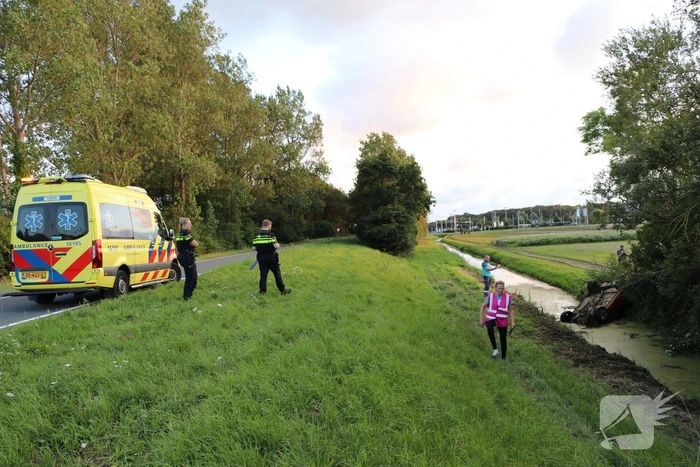 Voertuig belandt in sloot naast afrit