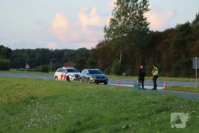 Voertuig belandt in sloot naast afrit