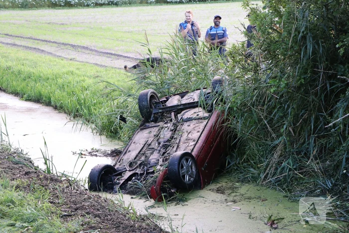 Voertuig belandt in sloot naast afrit