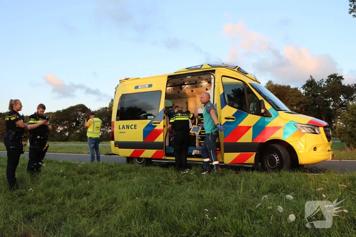 Voertuig belandt in sloot naast afrit