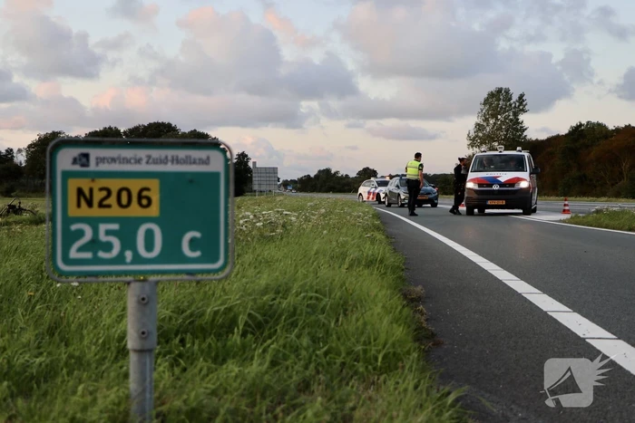 Voertuig belandt in sloot naast afrit