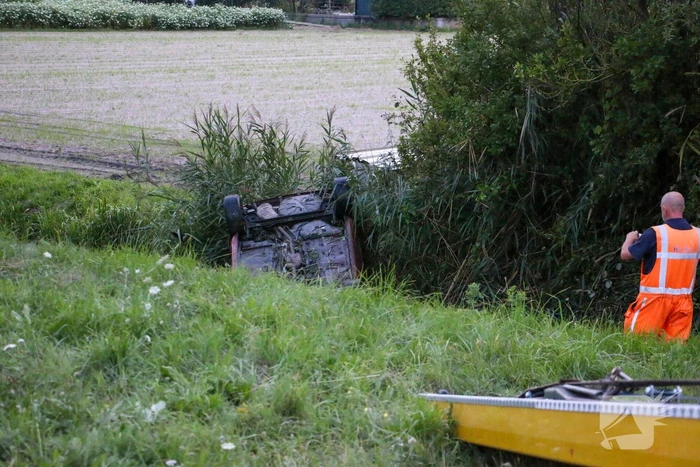Voertuig belandt in sloot naast afrit