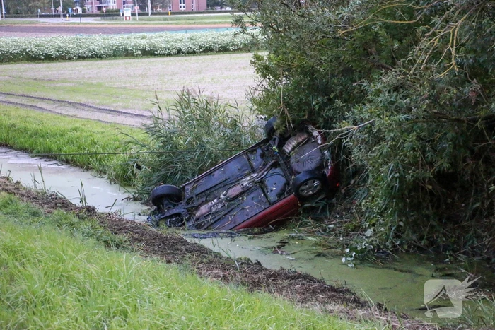 Voertuig belandt in sloot naast afrit