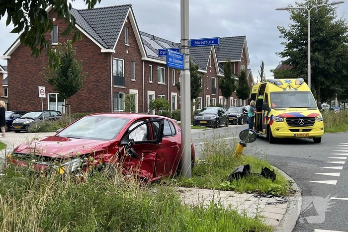 Voertuigen zwaar beschadigd na frontale botsing op kruising