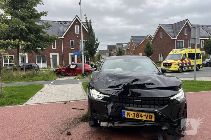 Voertuigen zwaar beschadigd na frontale botsing op kruising