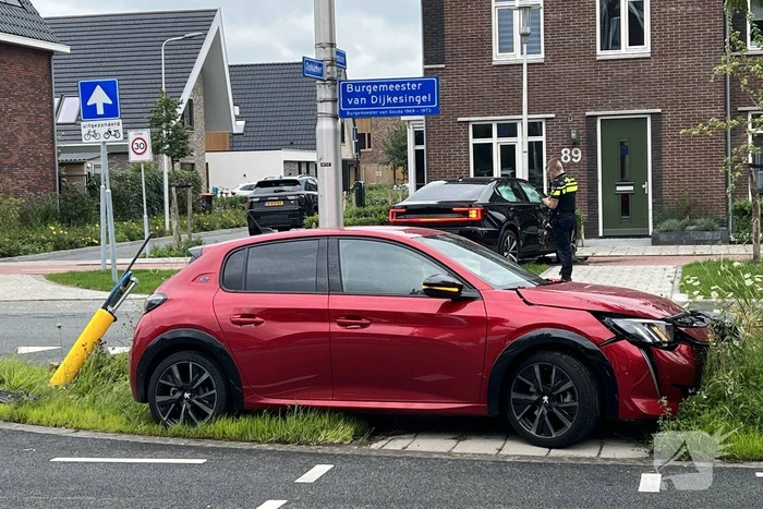 Voertuigen zwaar beschadigd na frontale botsing op kruising