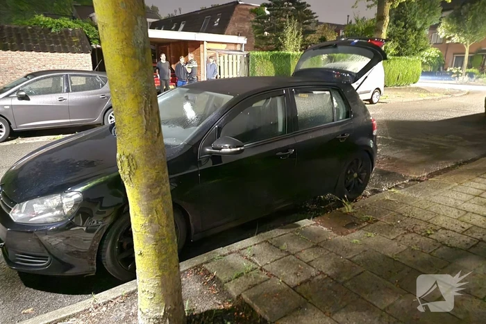 Geparkeerde auto vat vlam