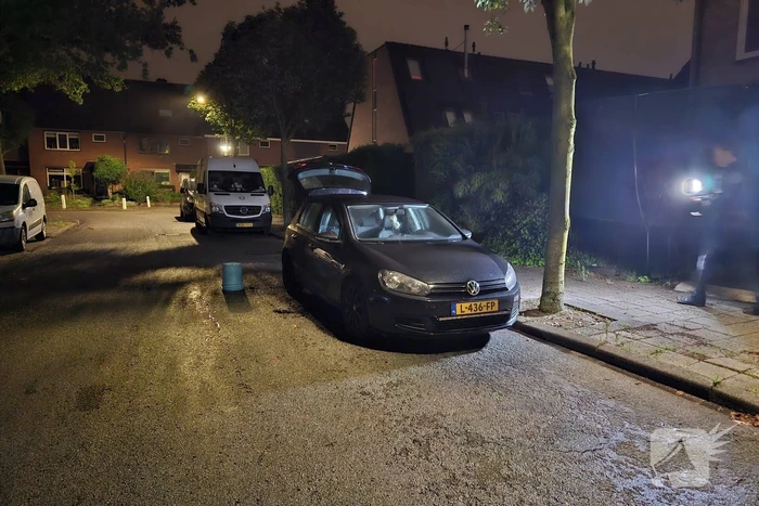 Geparkeerde auto vat vlam
