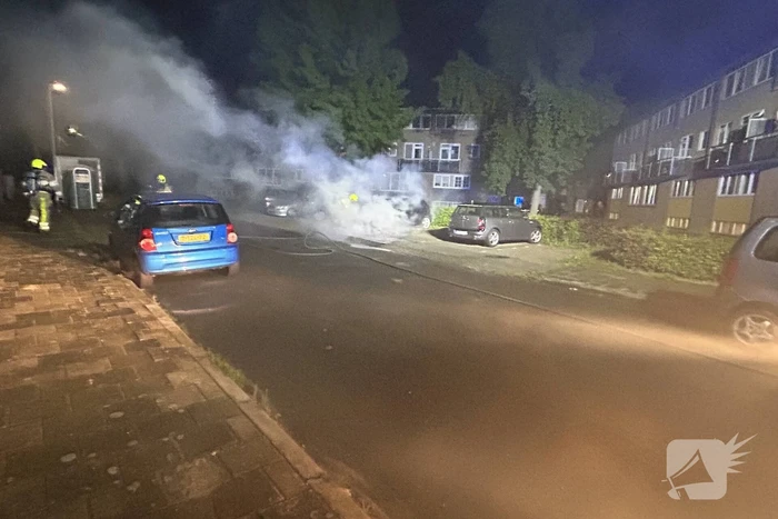 Geparkeerde auto uitgebrand