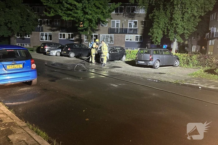 Geparkeerde auto uitgebrand