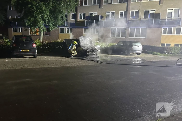 Geparkeerde auto uitgebrand