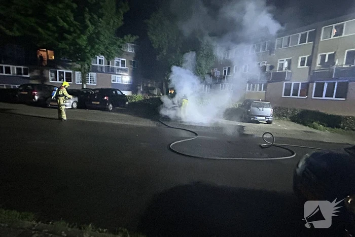 Geparkeerde auto uitgebrand