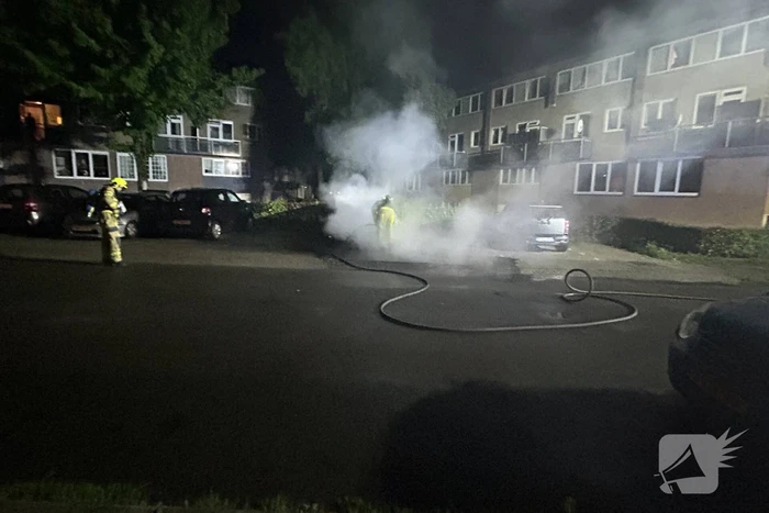 Geparkeerde auto uitgebrand