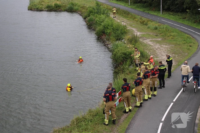 Zoekactie in water na aantreffen visspullen